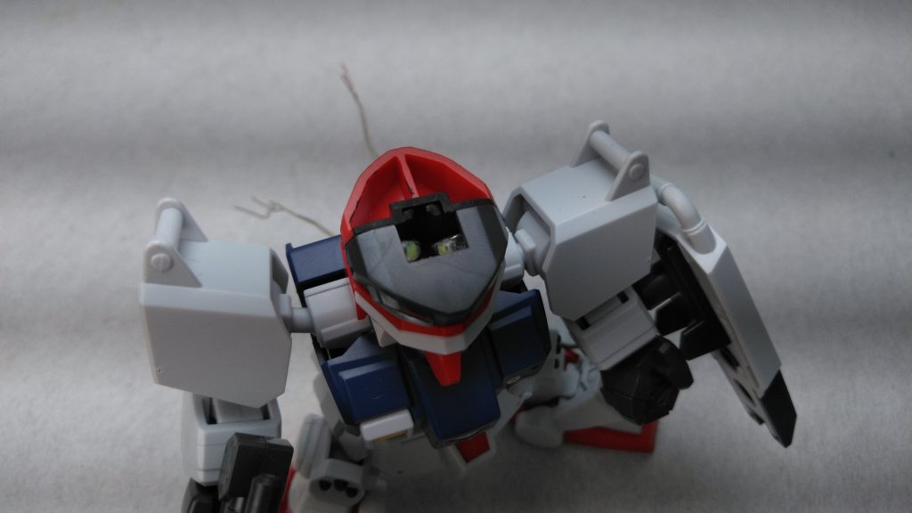 頭部には*ワイヤーLED*を2つ入れています