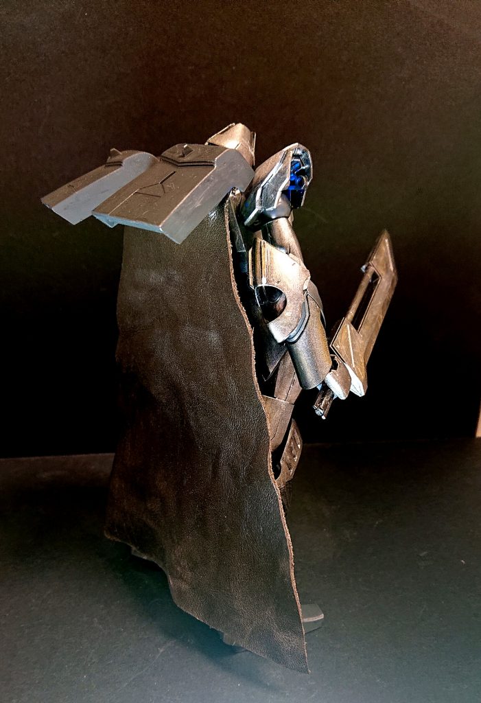 マントには実際の皮を使用(笑)
このキットで一番重いパーツです