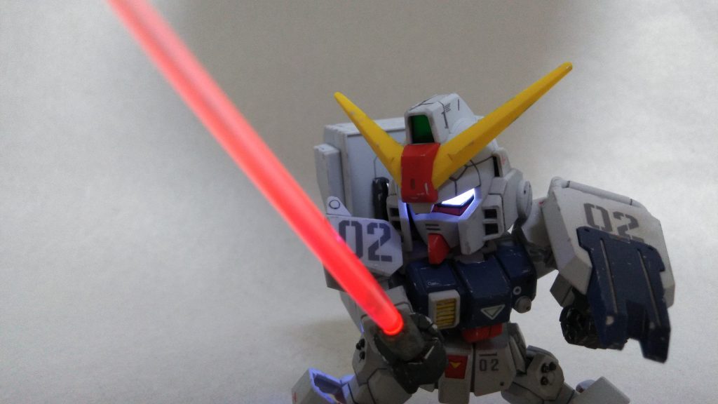 光るビームサーベルを持たせてみた