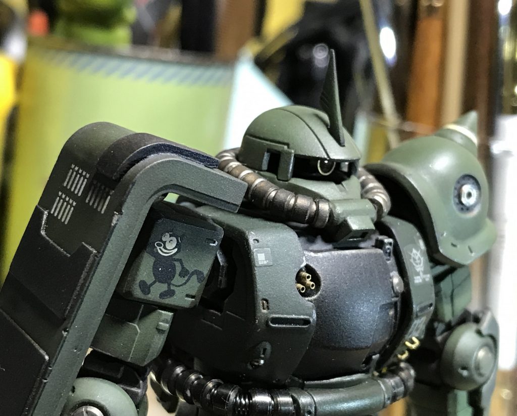 コクピット横のハシゴと モノアイの縁は
真鍮です。 
このキット、なかなか凛々しい顔してますよね (^ ^)