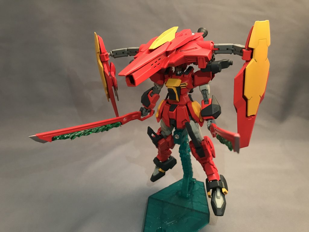 強襲形態にも勿論出来ます。
背面への接続はデスティニーガンダム轟炎と同様にアームアームズ。
シールドはスライド可能なので、ゲシュマイディヒパンツァー展開状態も無理なく再現出来たと思っています。