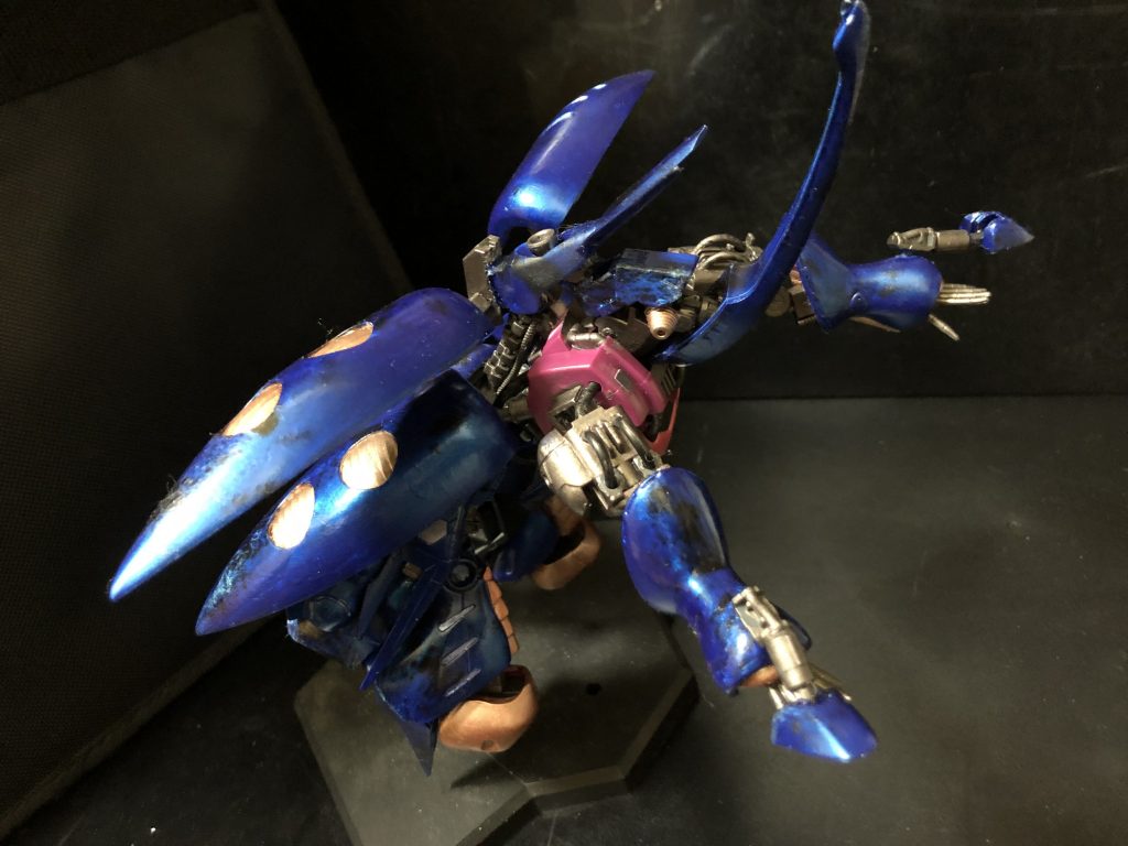 oyz「はっ!キュベレイ Mk−ⅱのパイロットとなる、エルピープルはまだ若干10歳であります。我らは10歳の子供を戦場に送り出さねなりません。戦場は非情、10歳の子供にはあまりにも過酷な場所であります。ならば精神的なストレスを軽減する為にも、この様な遊び心を持たせる事も重要と考え、子供に人気の昆虫、カブトムシへの可変機構を採用するに至ったのです。」
ハマーン様「ふむう..そうか...。私も少し考えが短絡的すぎたかも知れぬな。済まなかったな、室長。」
oyz「ご理解頂き有り難く存じます。それでは可変機構をご覧下さいませ。」