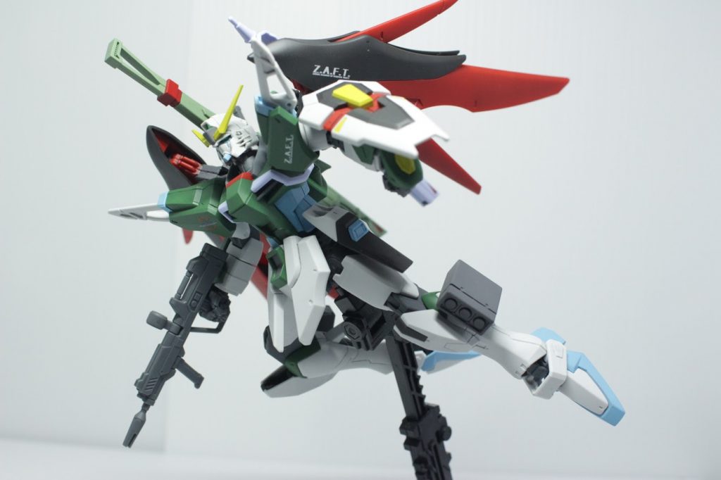 自分は剣は左利き、銃は右利きなのでそれに合わせて背中の武装を左右入れ替えてます。
また、脚部にミサイルポッドを装備しました。