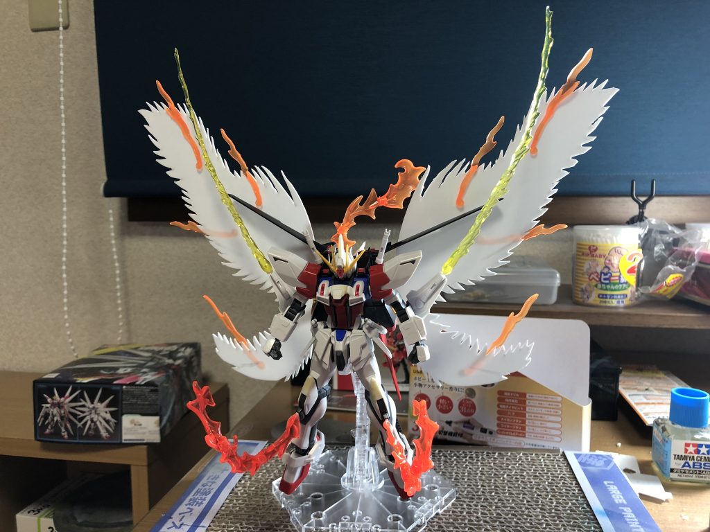 〈使用したキット〉HGスタービルドストライクギャラクシーコスモスHGCE 1/144 エールストライクガンダムHGCE 1/144 ストライクフリーダムガンダムHGCE 1/144 アメイジングストライクフリーダムガンダムHG1/144 ビルドバーニングガンダムHGUC 1/144 ユニコーンガンダム(デストロイモード)《《《《《《《《《《《《《《《《《《《〈カラーレシピ〉C=クレオス 白下地=CクールホワイトGX白→CクールホワイトGX100%青→白下地→Cコバルトブルー100%赤→白下地→Cシャインレッド60% Cモンザレッド40%黒→Cブラック90% CクールホワイトGX10%金→Cブラック下地→Cスーパークロームシルバー2→CメタルイエローGXクリアパーツ→Cクールホワイト→ガイアカレー蛍光ブルーでグラデーションフレーム部→Cニュートラルグレー60% Cブラック40%塗装後Cダイヤモンドシルバー(Mr.クリスタルカラー)を撒いて半光沢でフィニッシュコーティングエフェクト類→CクールホワイトGX→蛍光イエロー、クリアイエロー、蛍光ピンクなどでグラデーション塗装》》》》》》》》》》》》》》》》》》》