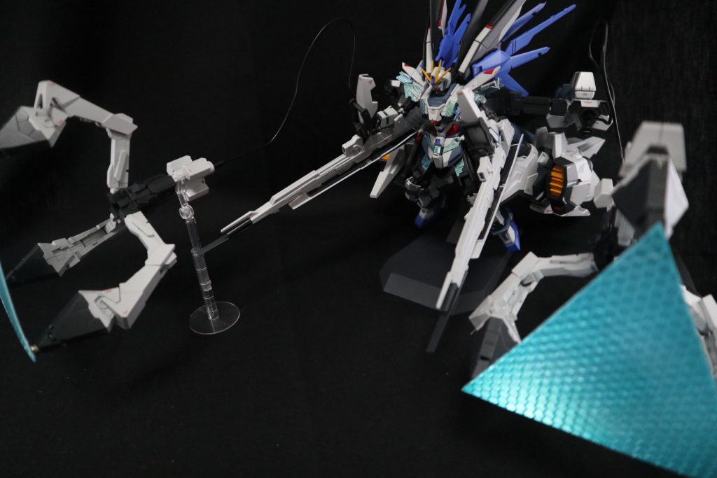 「みんなを守れ！！行け、インコム！！」

キャプチャーインコム。
有線式サイコキャプチャー、遠隔操作操作可能。近くの僚機を守ることが出来る。

ちなみに、リフレクター発生領域にMSをクローで捕獲してサイコリフレクターを展開させるとMSを一撃で寸断することが出来る。攻撃兵器としての応用が可能。
見た目よりも凶悪。

以下製作。