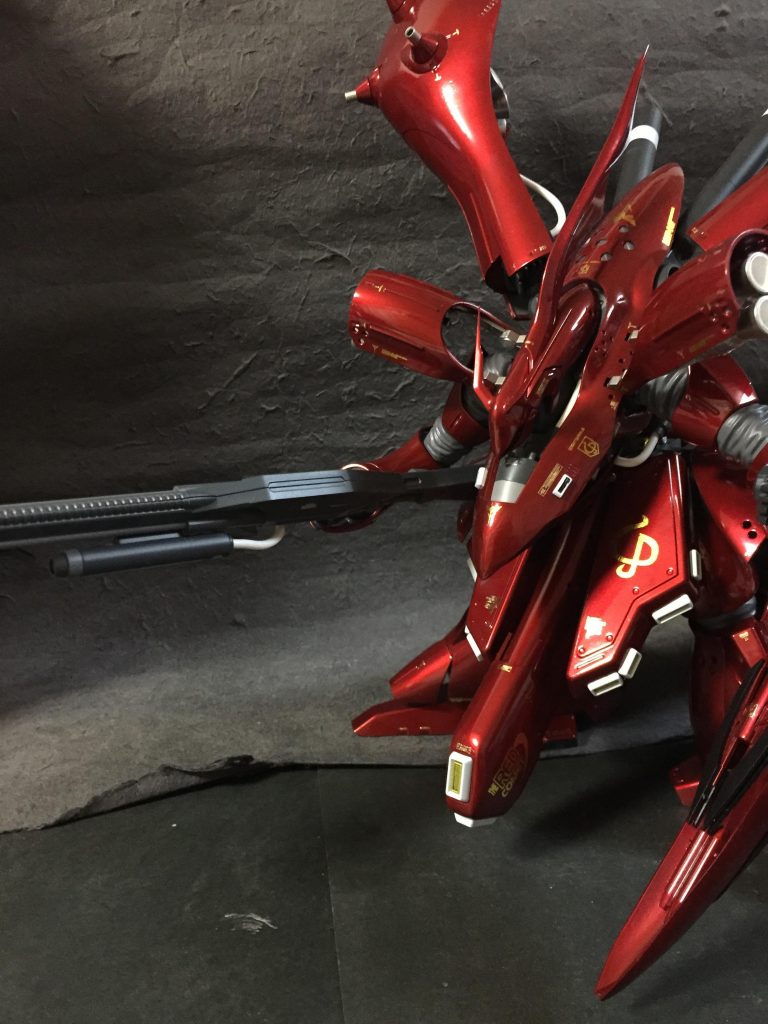 腹部の軸を少し後方にずらし傾斜を付けて上半身を前のめりにしてます