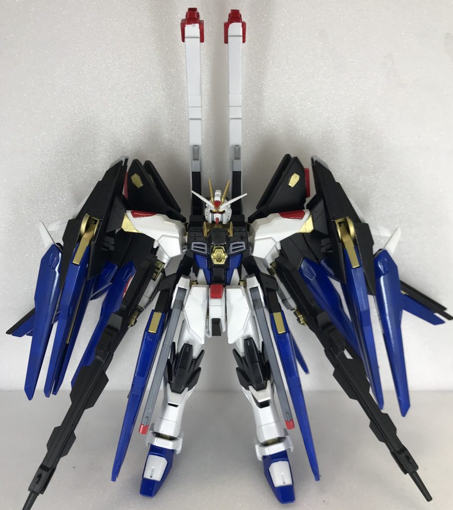 塗装までした一つ前の仮完成形がこちら
全体的に暗い色になっている
ここからガンダムマーカーエアブラシが
手元に来たこともあって
ガラッと色チェンした