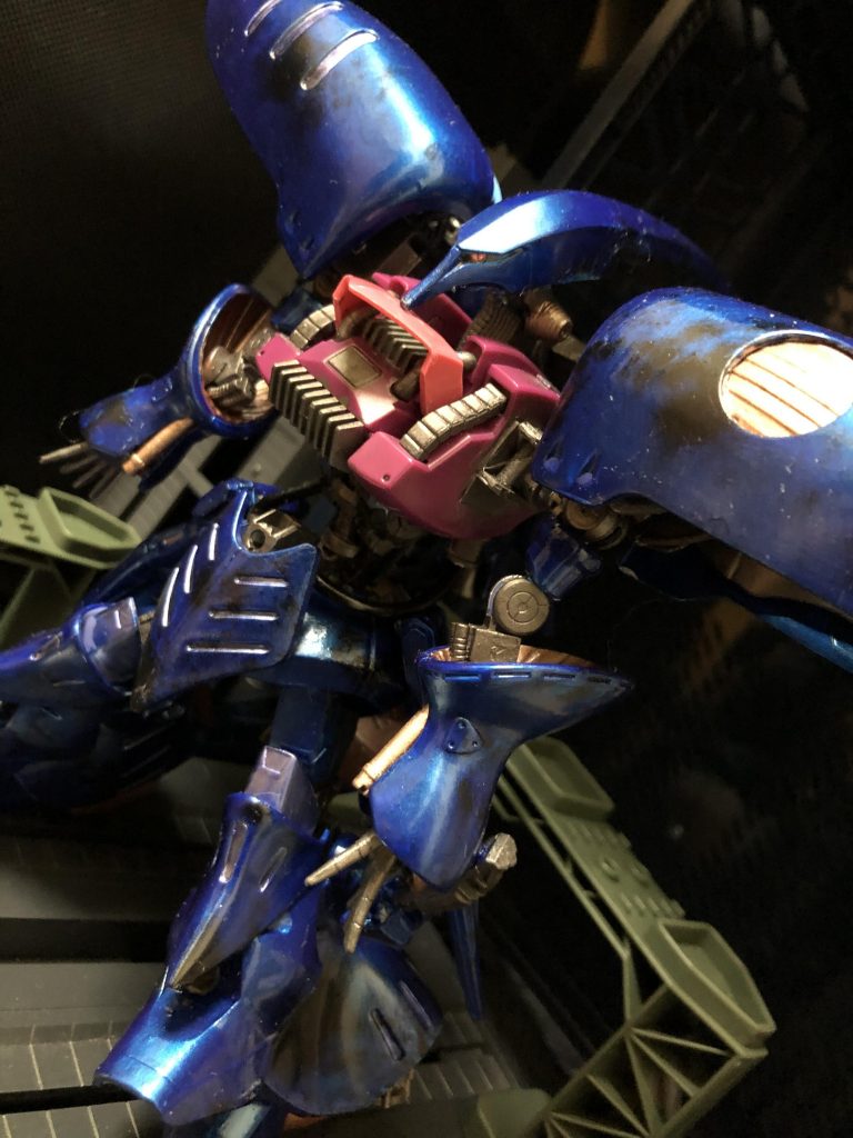 キュベレイは、バイオ・シグナル・エンハンサーの搭載によって遠隔誘導兵器「ファンネル」の装備が可能となり、MSでありながらエルメス同様のオールレンジ攻撃を行う事が可能。
特に頭部とマニピュレータにはサイコミュの混信・共振現象を抑える目的でそれぞれ異なる系統のサイコミュ送信用デバイスが内蔵されており、これによって多数のファンネルを高い精度で制御する。