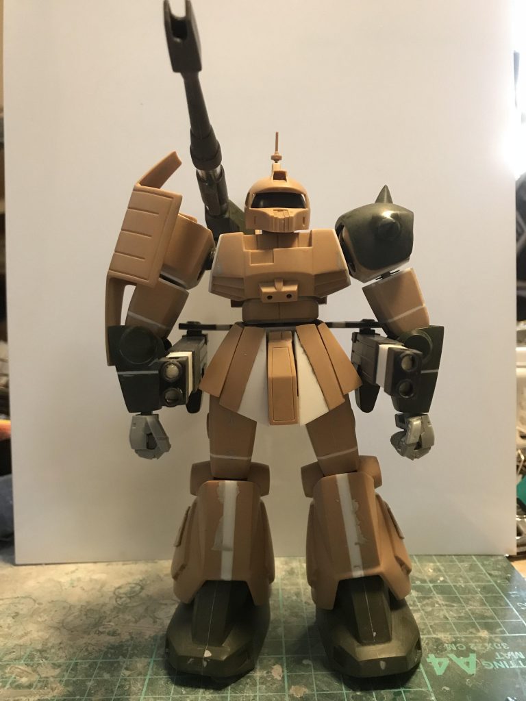 胸部はハの字にして、フロントアーマーは太ももがみえるのが嫌でプラ板で延長して普通のザクっぽい感じにしました。
ふくらはぎは4ミリ幅増し、すべて後ハメ加工してます。