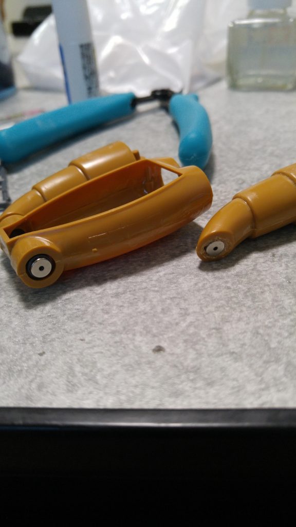 腕の接続は塗装の便を考えてマグネット接続で。