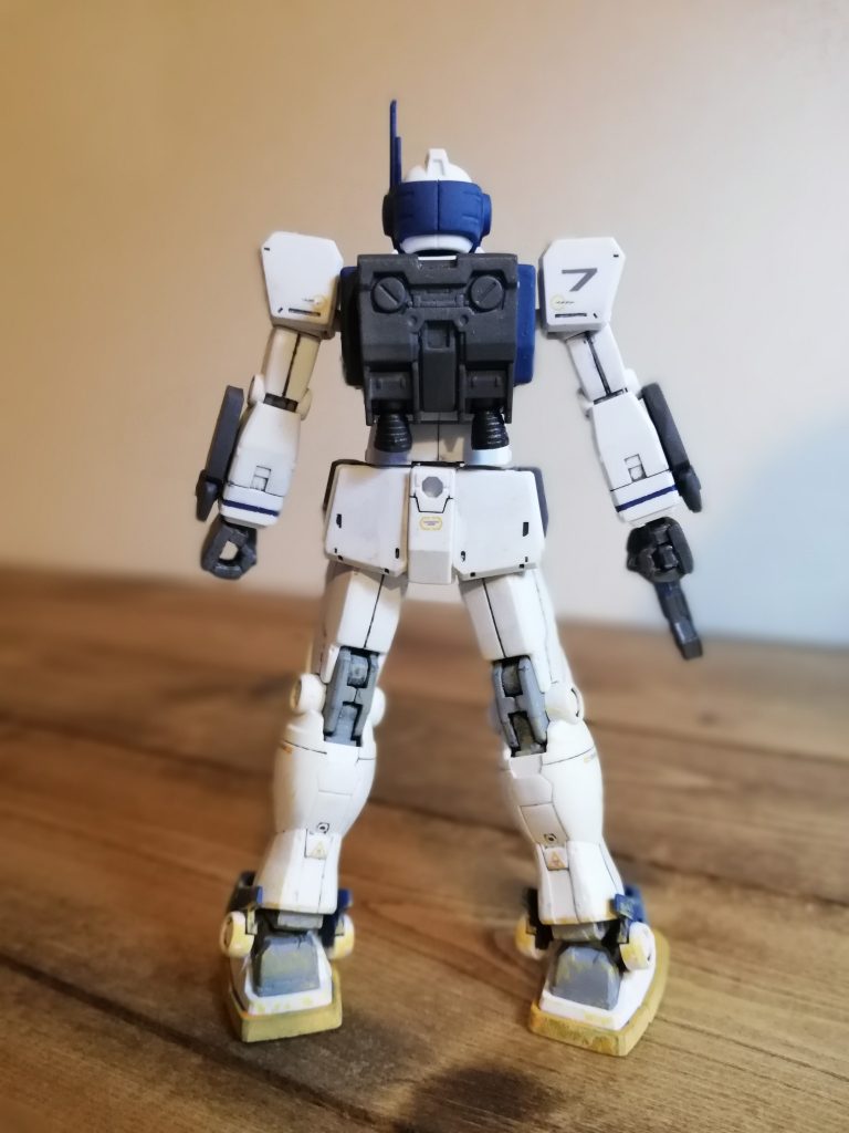 バックパックとシールドに磁石を仕込んで、背中に担げるようにしました。