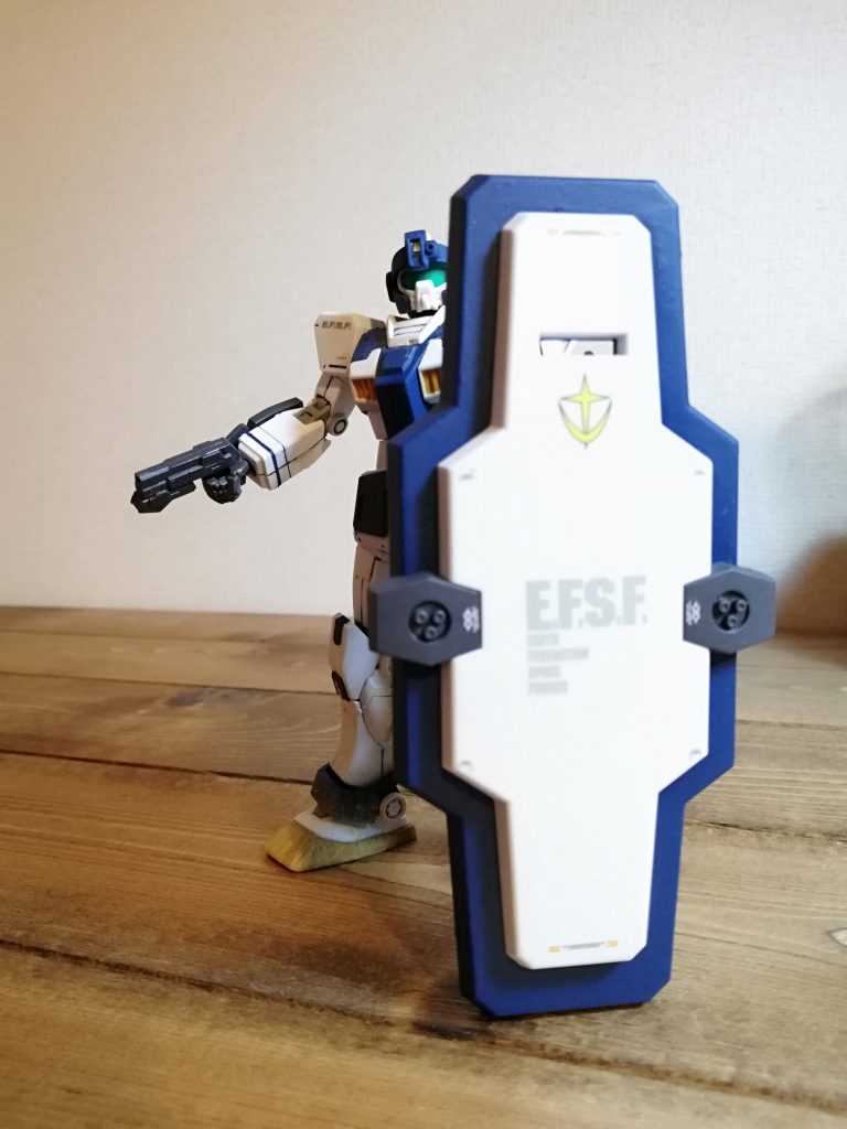 このキット一番の売りのシールド。裏が穴あきなので埋めようかと思ったんですが、時間掛かりそうだったのでそのままに。