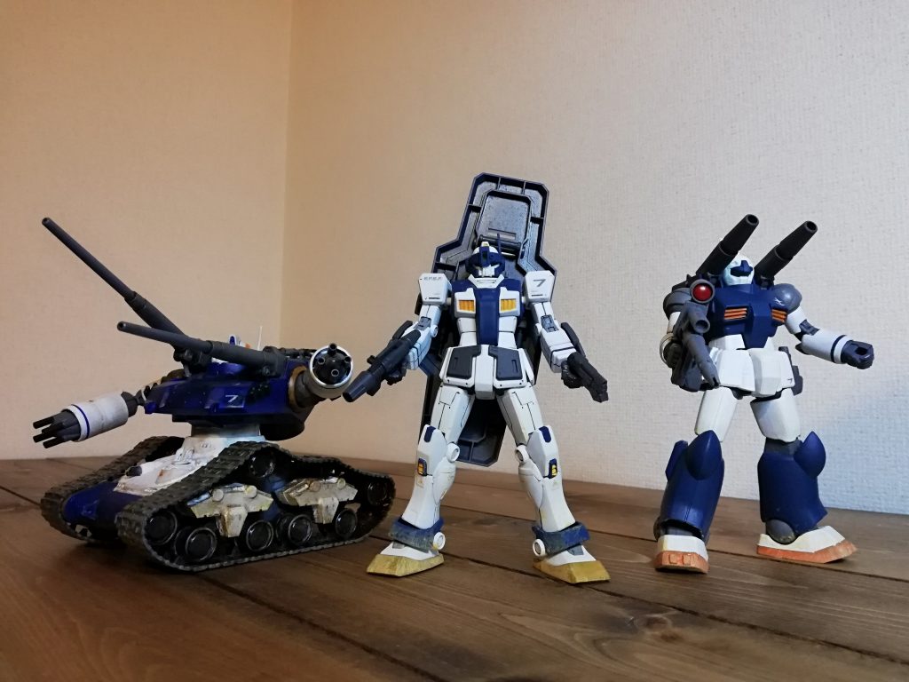 最後に部隊集合写真。地上部隊のつもりで作っていたのですが、ガンキャノンもガンタンク初期型も「E.F.S.F」デカールを貼ってしまっており、砂汚れをしているのに宇宙軍という、変なことになってしまいました。。