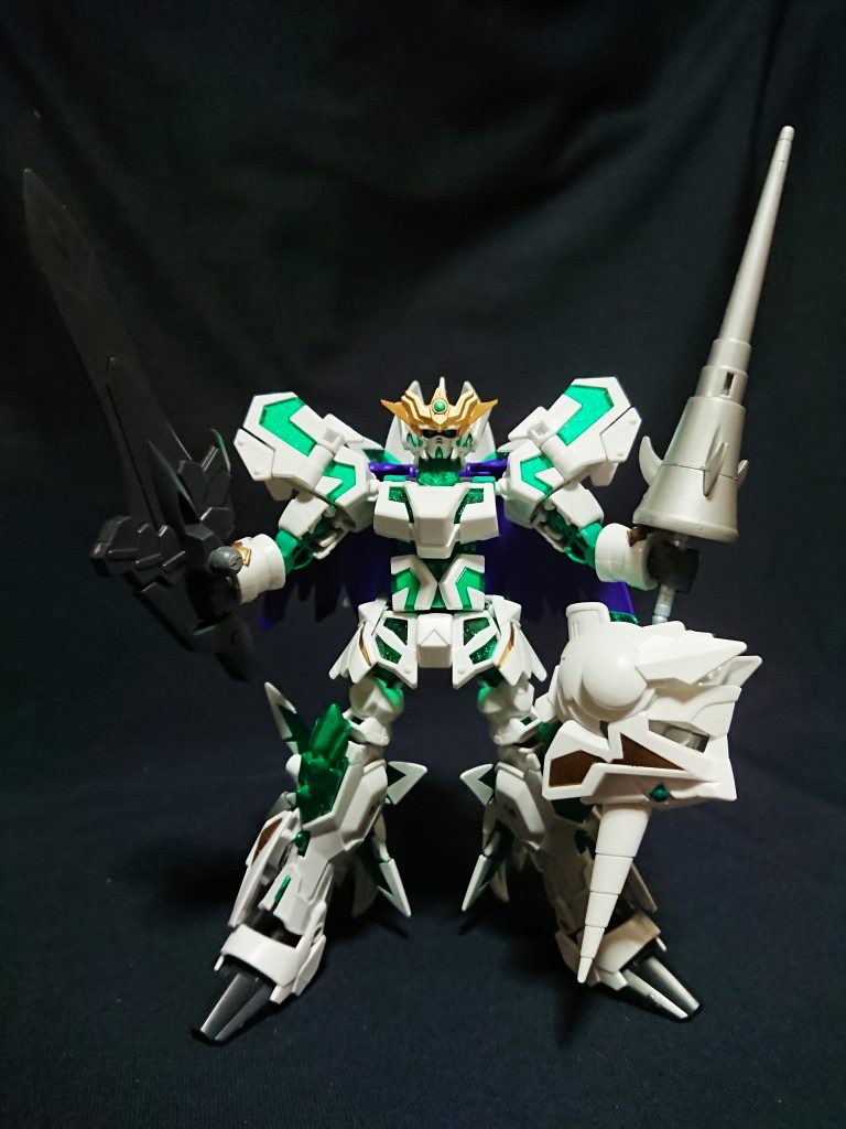 フル装備時は脚部と背負ったヴァインダーを全て開かせます。
結晶ユニコーンのイメージとなります。