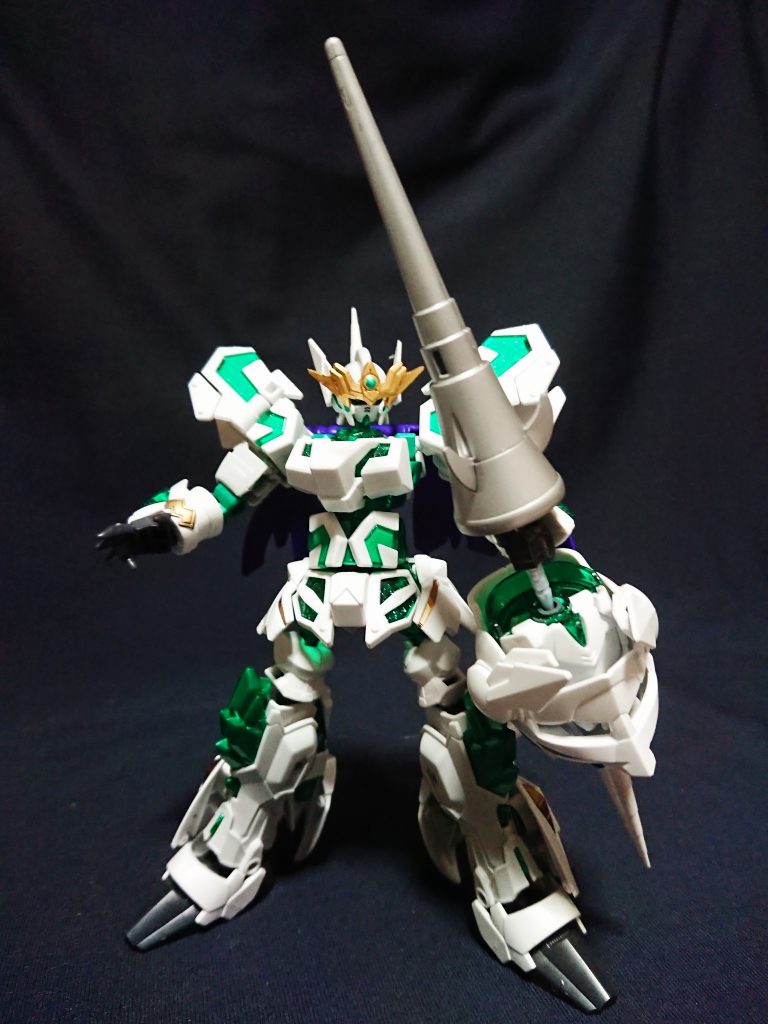 巨神体時の武器はマグナムソードの他、大型の両槍 ユニコーンランスを装備します。
騎士ガンダムと騎士ユニコーンの力を持つ槍です。