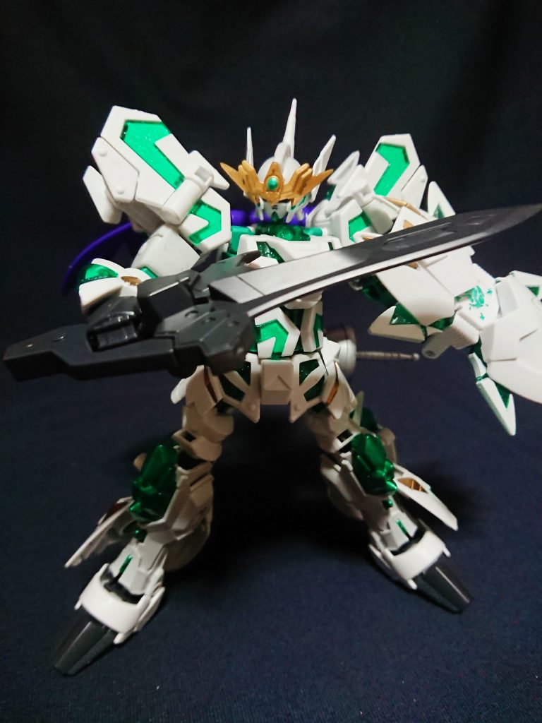 普段は余剰パーツを出さないように八鳥パーツで別の支援機を作ったりするのですが、パーツ召喚ということもありデザイン重視のためSD時は余剰となります。
脚部の細さ改善と騎士っぽさを出すため、アカシックヴァインダーを裾のようにしています。
サイドはポリキャップ接続で裾の動きを。後ろに付けたヴァインダーは支えの役割も担っています。