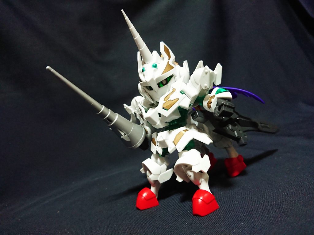 神獣(ミュートス)モード
フレームで脚部が伸びた分、太腿部分から曲げて見た目のバランスを出しましたが、このほうが躍動感が出せるかと思います。
マグナムソードはポリキャップを取り付けているので後ろ足に懸架することが可能。