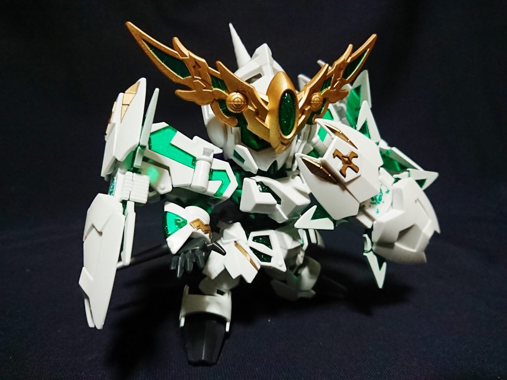 両肩に取り付けることが可能です。
手に持たせていますがマント部分にも引っかけれるので、フルアーマーユニコーン風の形態にもなれます。