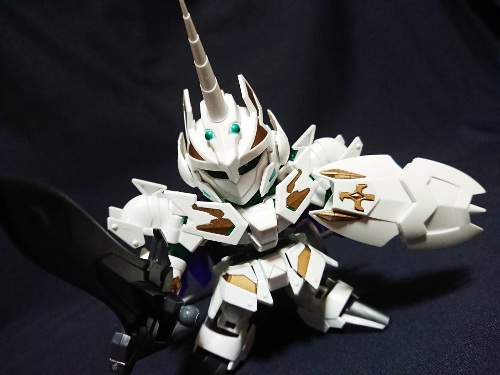 フレームとLGBBの腕回りの相性はなかなか良く、ポージングの幅は広がります。
ただフレームとLGBB共に個体差があるのか手首の保持力は少なめなので、太らせないとマグナムソードもヴァインダーもあまり動かせません。