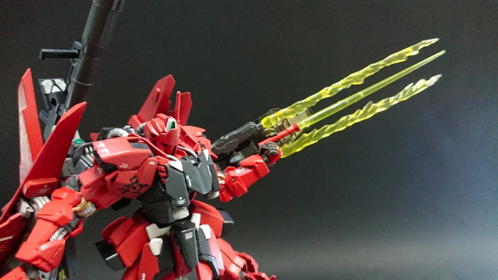 更に収納したビームサーベルも併せて三本爪形態も可