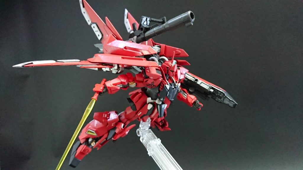 目玉のバックパック展開、高速飛行形態
マウントしてバズーカはそのまま前方を射撃可能になります