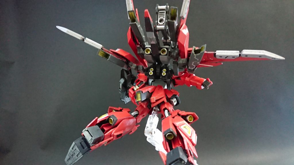 展開状態のバックショット
バックパック機首？が上を向き、ウイングバインダーがガションと開きます