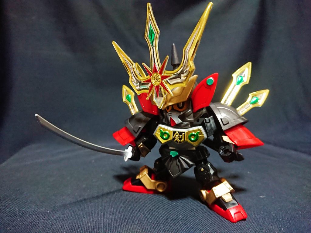 全体的に統一感を出すため、白パーツ部分も黒としました。
LGBB武者真悪参をベースに、武者頑駄無と関羽ガンダムを使用しました。
元々カラーリングが派手なほうではないので、輝羅鋼が負けないよう塗装も控えめにしています。