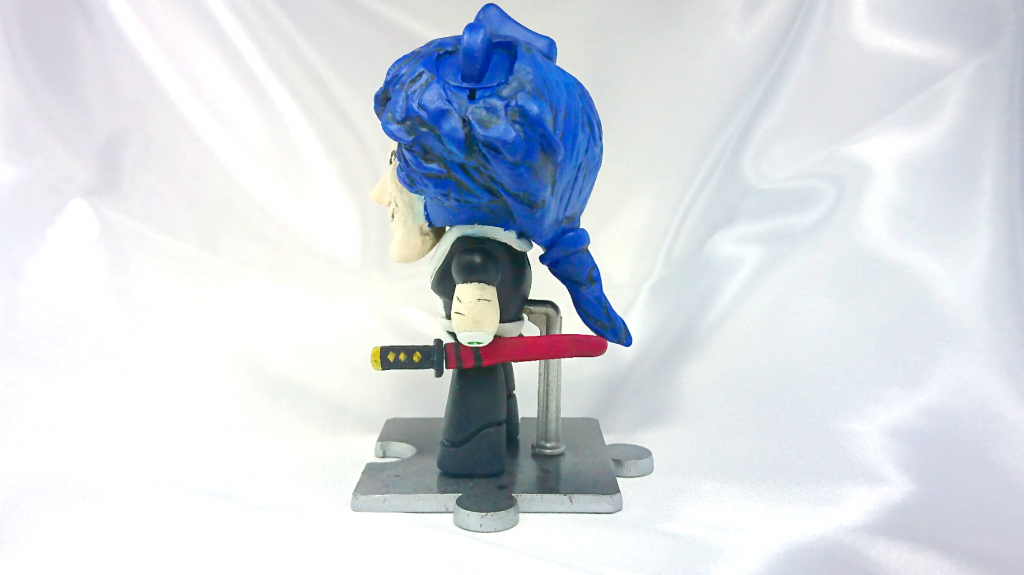 横。腰に差してある刀はプラ板で制作。
金属の針金で軸にしているので、
好きな角度にするとこも可能。