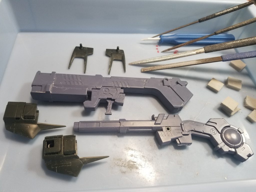 合わせ目消しと表面処理。様々なヤスリを隙間に潜り込ませて削りました。