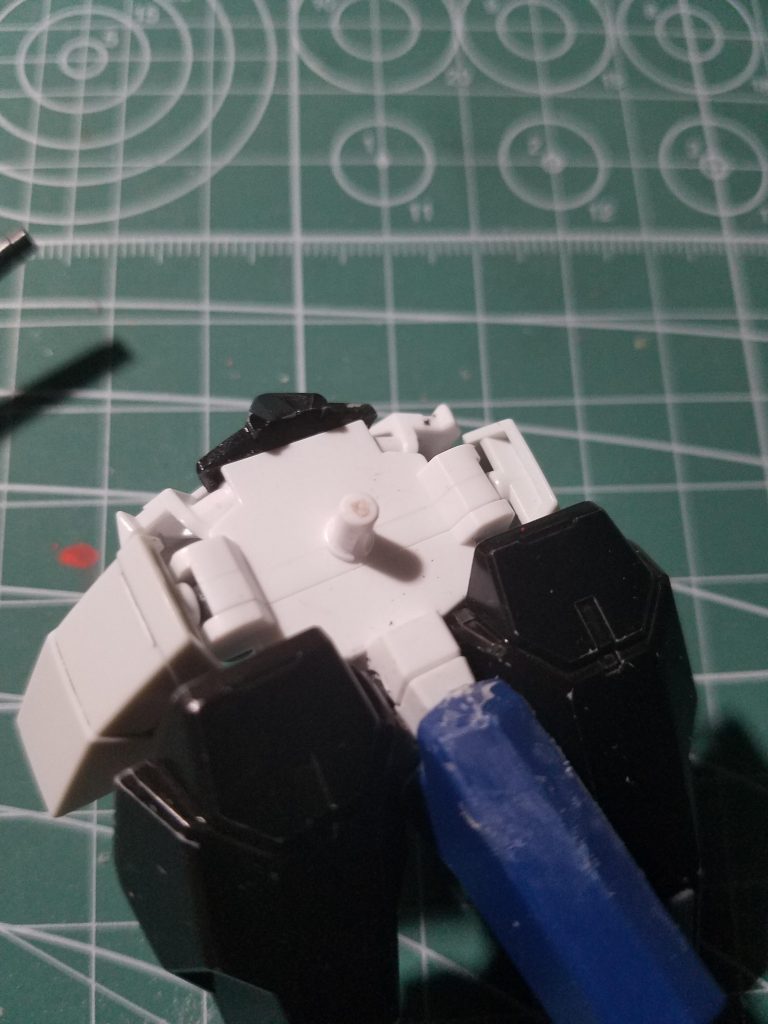 腰にギラギラーガの尻尾のパーツをつけてます