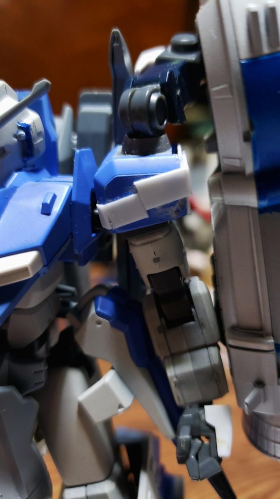 肩のブースターの接続も以前はユニコーンの肩関節
をそのまま使ってましたが、肩からそのまま接続出来るように変更。