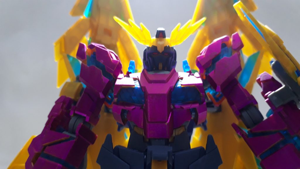 上半身はフェネクス。鳳翔さんが来ている着物をイメージしてメタルピンクに塗装。それ以外は特に変わっておりません(笑)頭部は鳳翔さんの髪をイメージしてバンシィ。角はフェネクスです。