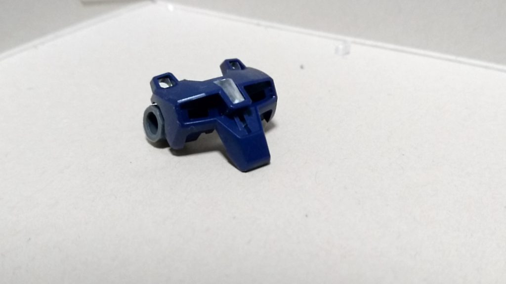 その辺にあったランナーから切り出し、やすりがけでサイズを調整してはめ込みました。これ塗装するからクリア使う意味なかったな…