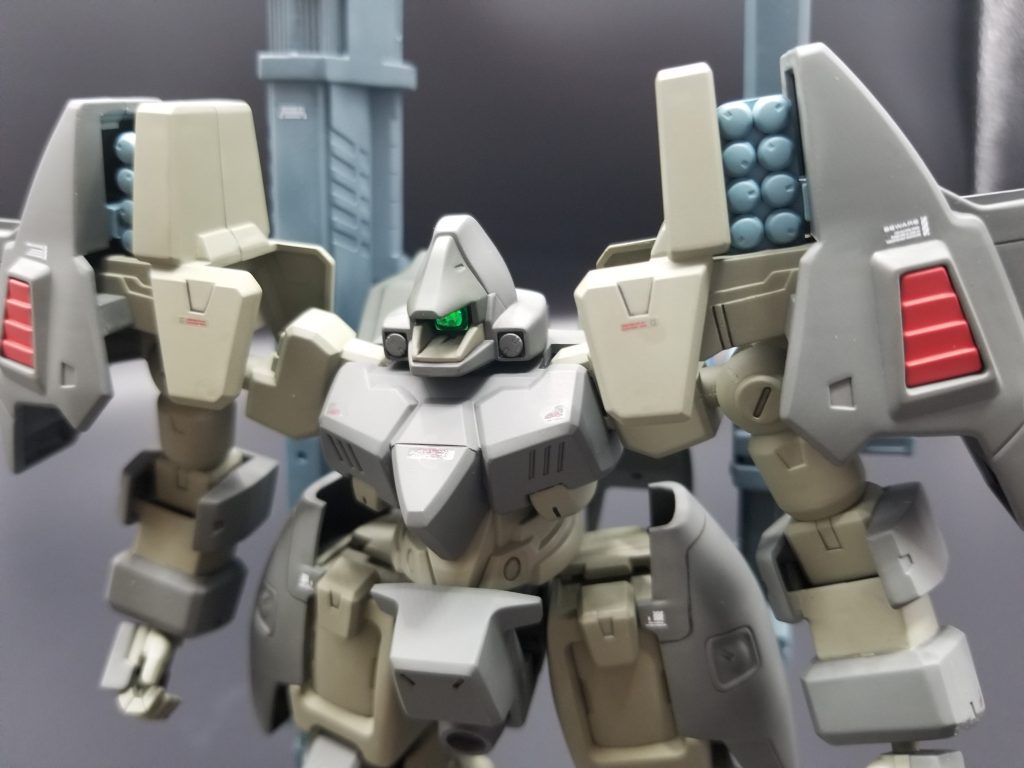 肩のミサイルポッドオープン