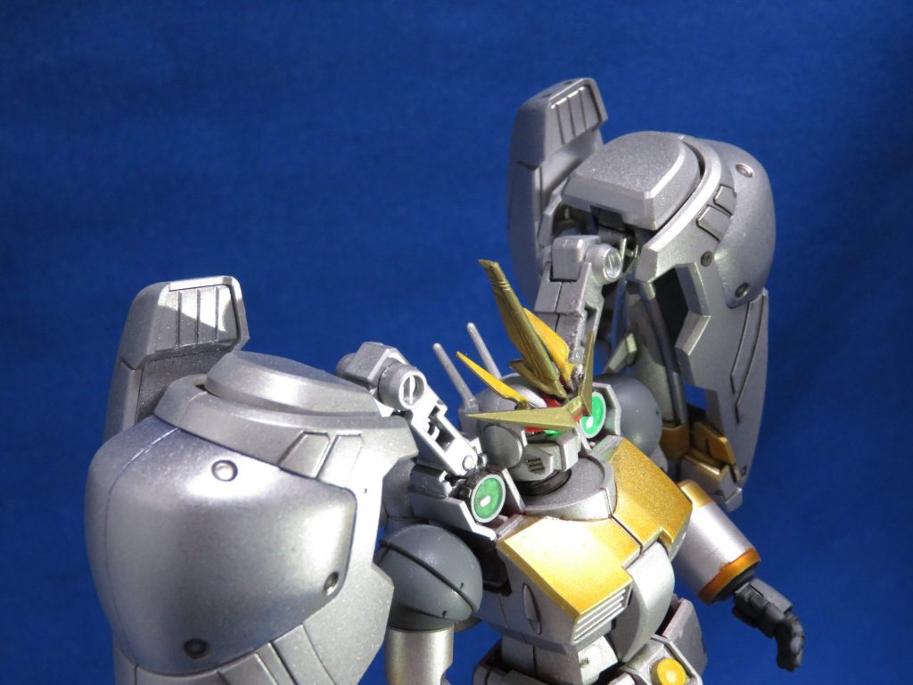 両肩のユニットは、GP02Aの設計からの流用。