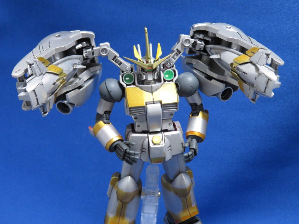 両肩のキャノン兵装を排除、より強力な バスター兵装へと換装。