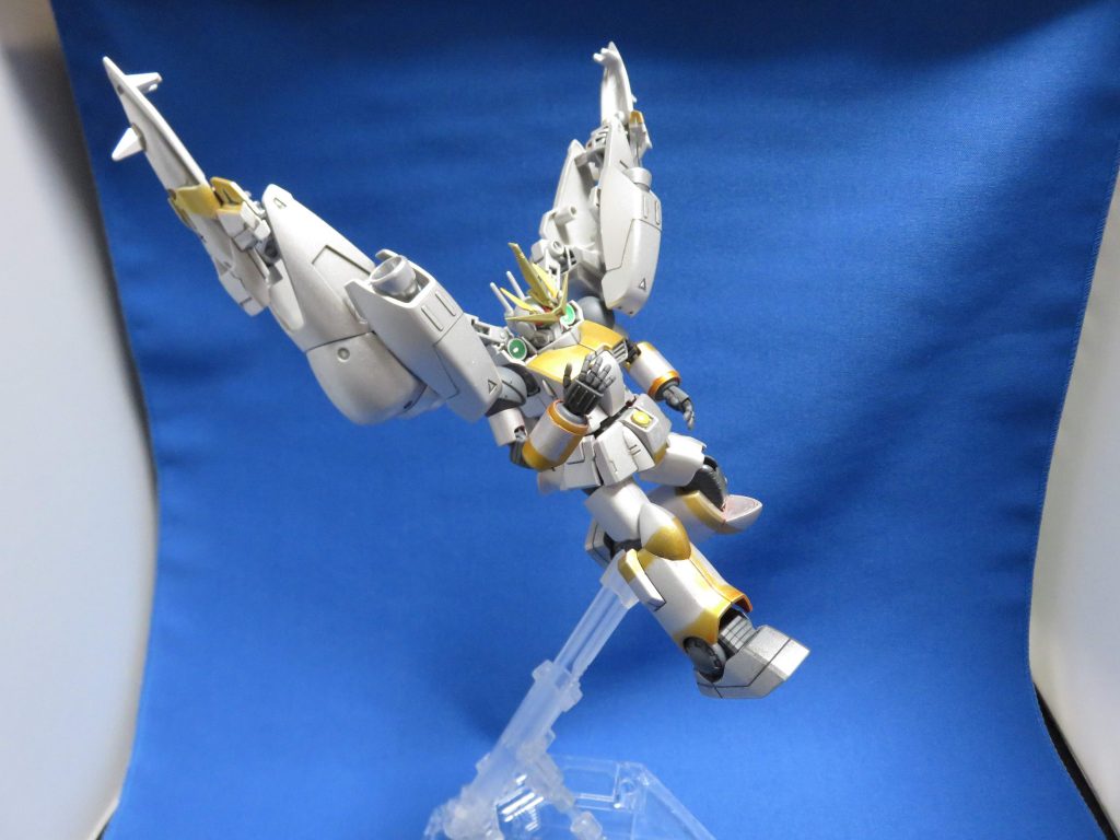 ランチャーユニットの取り回しの良さと推進器の組み合わせにより、格闘性能を増強。