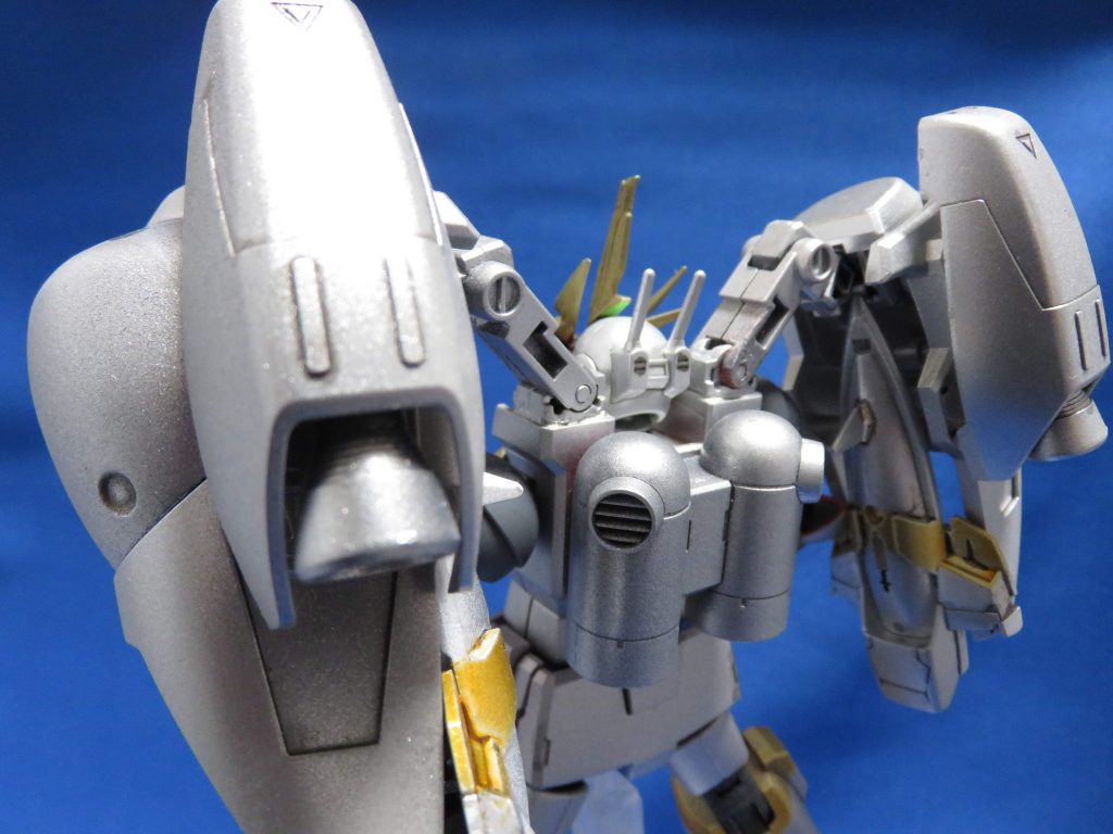 ランチャーユニットには推進器を装備。機動力の低下を抑える。