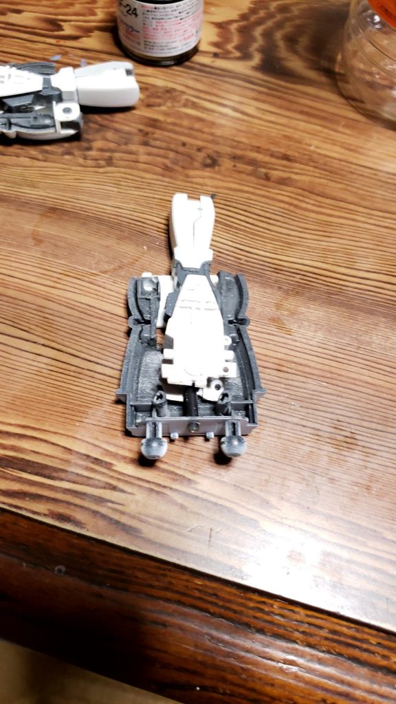 脚の内部
ゼータプラスの脚を削って削って削りまくってブースターに収まる様にサイズを調整
本体との接続はブースターの底に3mm穴を空けてそこに3mm棒で接続としてます。