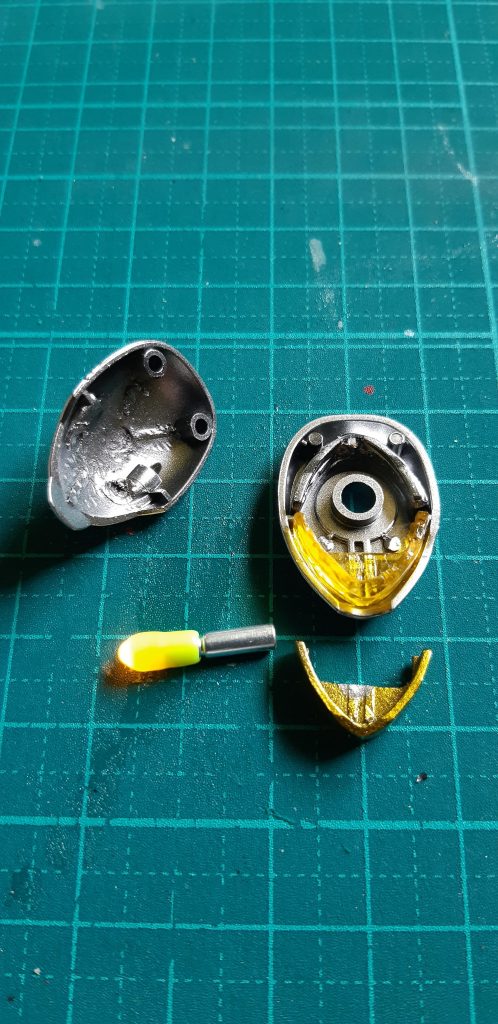 頭部は光を遮る部分を削って、カメラ部分はクリアパーツ化。試作一つ目はいまいちだったので、反射板の代わりにしました。
トサカはV2コアファイターの尾翼。V2アサルトバスターの余剰パーツです。