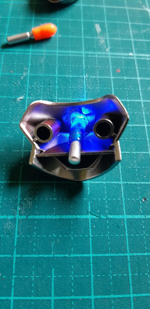 胸部の内側。カラータイマーはMSサイトレンズを使用。赤発光にもできるようにレンズは透明なままです。