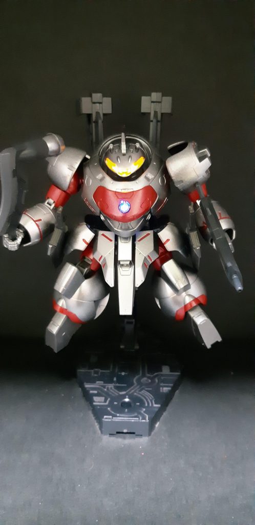 FULLY ARMED。腰左右にグシオンチョッパーと、背中にフルシティ用ライフル。マウントはネオジム磁石。実はライフルと腕が干渉して持てません…。手首を延長するパーツを作れば持てるかな?また気が向いたら改良します。