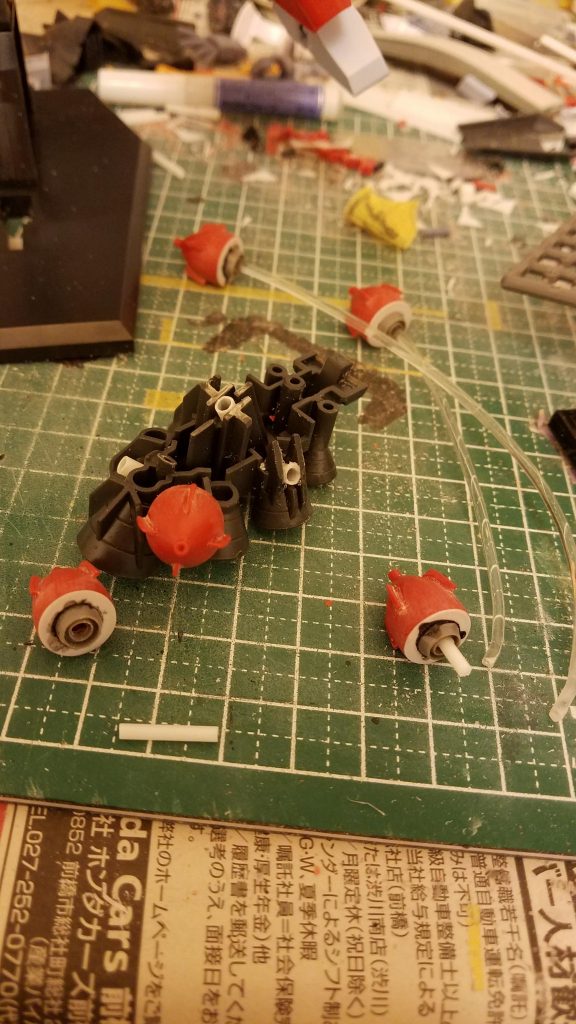 ファンネルは一つ一つ裏をプラ板で塞いでからウェーブのブースターを張り付けました。
そこに穴を空け、受け軸をプラパイプに変更することでお互いをプラ棒で接続するようにしています。