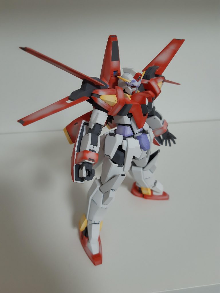 右手側。
胴と股間部、額の紫部分も白下地で薄ーく紫を重ねてグラデーション調にしております。
また、各部黄色部分も同様の処理を行っております。