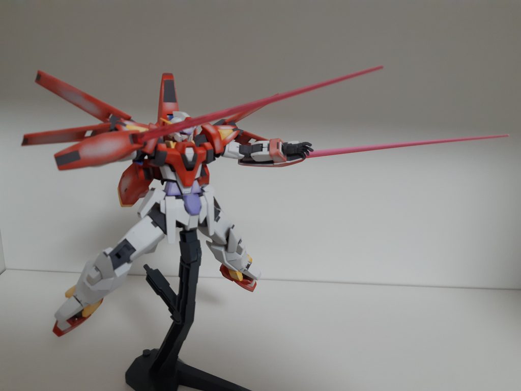 武器を持ってアクション。
AGE-3はAGE系統の中でも重量級のMSなので武器を持たせた時の存在感はハンパありませんね。