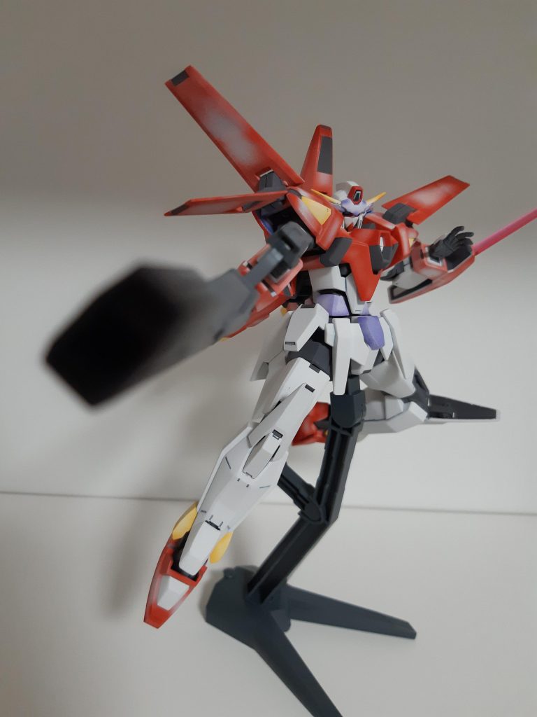 最後に煽り写真で。
今回は塗装によるイメージの変更と情報量のアップをテーマに作成してみました。
やはり、元キットの出来が良いので
少々手を加えたくらいでは激変まではしませんね。
7月末にはAGEキットの主人公機のみ再販されるらしいのでAGE難民にはありがたいですね。
以上、ガンダムAGE-3ノーマルの紹介でした。