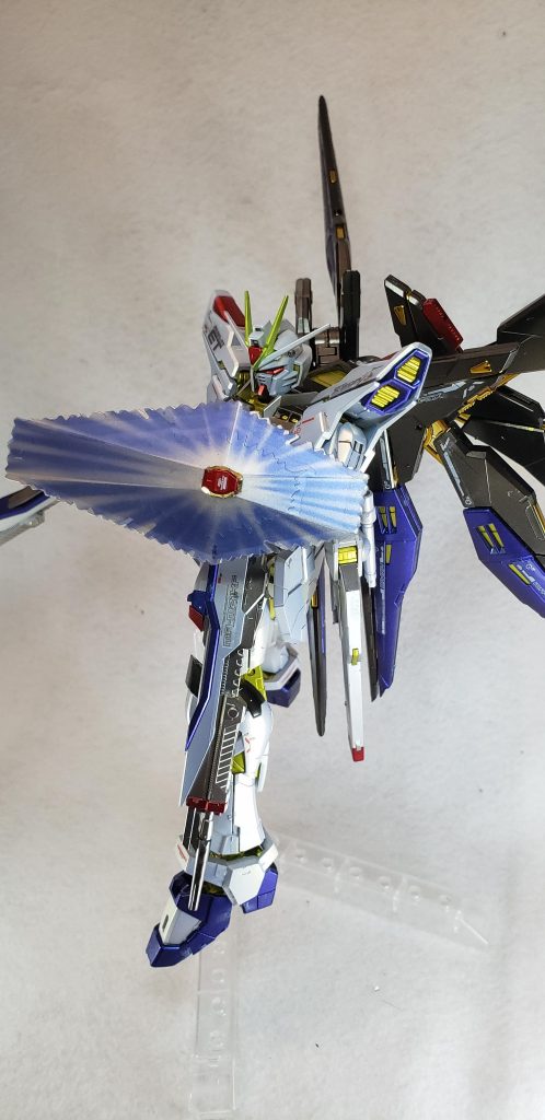 MX2200 ビームシールド
    両腕部に装備されたビームシールド発生装置。ハイペリオンに搭載されていたモノフェーズ光波防御シールドに、さらなる改良が加えられて完成した[122]。ビームを盾として展開し、大出力ビーム砲の直撃さえ防ぎ切る。ビームの出力を調整することで防御面を自在に変化させることができる[85][119]。従来の実体式シールドに比べ、防御機能は遥かに向上し、同時に総重量の軽減にも一役買っている