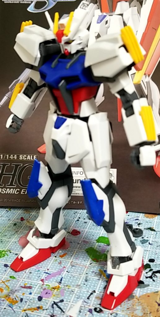 塗装前
腕及び肩の黄色いのはエールストライカーのパーツ
肩に増設されてるパーツはガンダムMk2のサイドスカート部分
膝の青いパーツはアメイジングブースターのパーツ