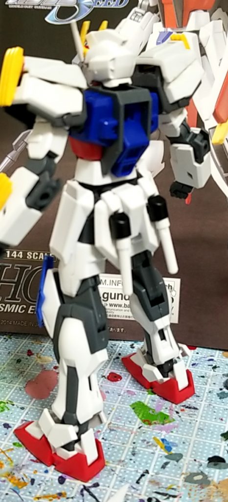 ビームサーベルをマウントするパーツはエールストライカー
ピンバイスで穴を開けてハメこむ