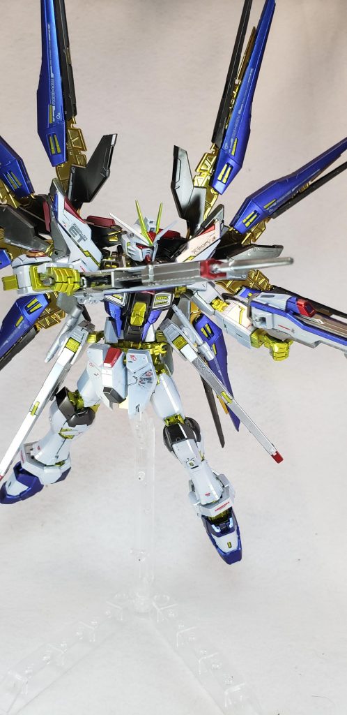 EQFU-3X スーパードラグーン 機動兵装ウイング
    背部に装備された、ヴォワチュール・リュミエールシステム兼武装プラットフォームの機能を持つ可変式機動兵装ウイング。武装プラットフォームには、スーパードラグーンという兵装をマウントしているため、「スーパードラグーン 機動兵装ウイング」と呼ばれる。高出力の兵装を多数搭載するため、高品位・大容量パワーコンジットを内蔵した強度の高い大型マウントアームによって本体と接続されている[116]。

    ヴォワチュール・リュミエールシステム
        スターゲイザーに搭載されていた惑星間航行用推進システムの発展形である光パルス高推力スラスター[126]。D.S.S.D.は民間の非軍事組織であるが、ザフトが同システムの基礎技術を共有していた事から搭載に漕ぎ着けた[127][128]。ヴォワチュール・リュミエールには元々太陽風のみならずレーザーや荷電粒子を変換することで光圧による推力に変換することが可能な技術的応用性を持っており、多くの戦闘用MSでは機体内に内蔵されたレーザー発振器を用いて能動的な推進を行う[129]。ストライクフリーダムに搭載されたタイプは武装プラットフォームからスーパードラグーンをパージすることで、このスラスターを最大限に活用することができ、基部から青白い光の翼を放出し、より驚異的な高速戦闘が可能となる[126][注 40]。その繊細な操作には優れた判断力と熟練が要求されるため、キラ以外が性能を最大限に発揮する事は困難である[126][注 41]。
        ストライクフリーダムはこのヴォワチュール・リュミエールシステムの他、ウイング部に赤色の「ウイングスラスター」を設けている